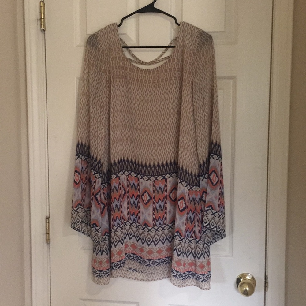 Flowy long sleeved short dress
